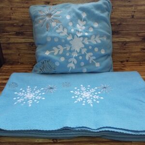 Martha Stewart Everyday Blue Snowflake Pillow/Blanket Set Fleece Winter